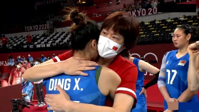 太心疼!丁霞扑倒在郎平怀里失声痛哭,中国女排卫冕失利太不甘心