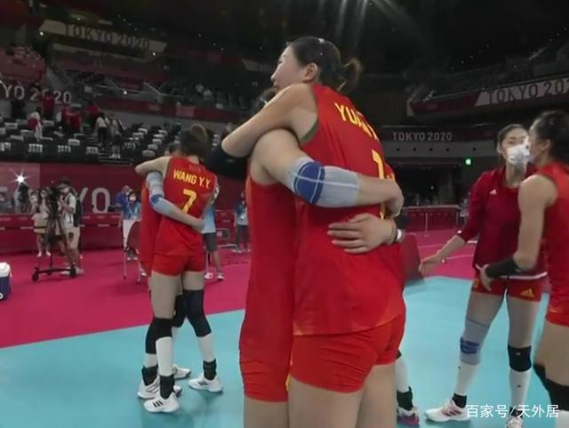 中国女排姑娘们终于笑了!龚翔宇笑着“哭”,赛后长时间两两拥抱