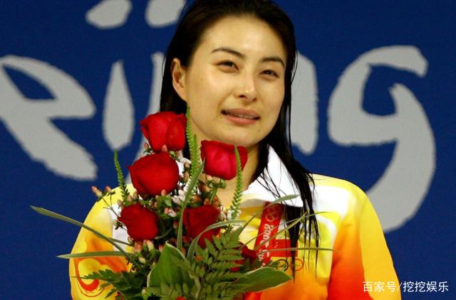 郭晶晶素颜直播像少女,坦白没有学会倒立跳水,称霍启刚是好爸爸