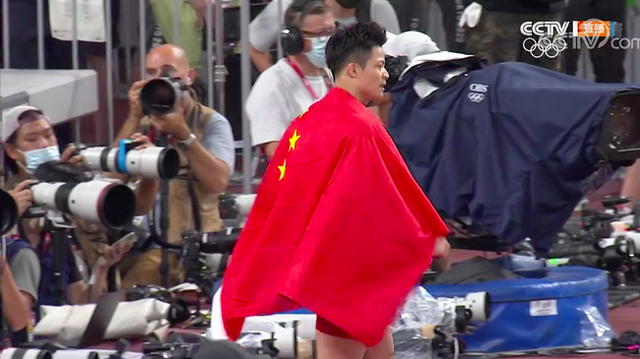 骄傲!苏炳添第6仍创黄种人历史 身披五星红旗庆祝