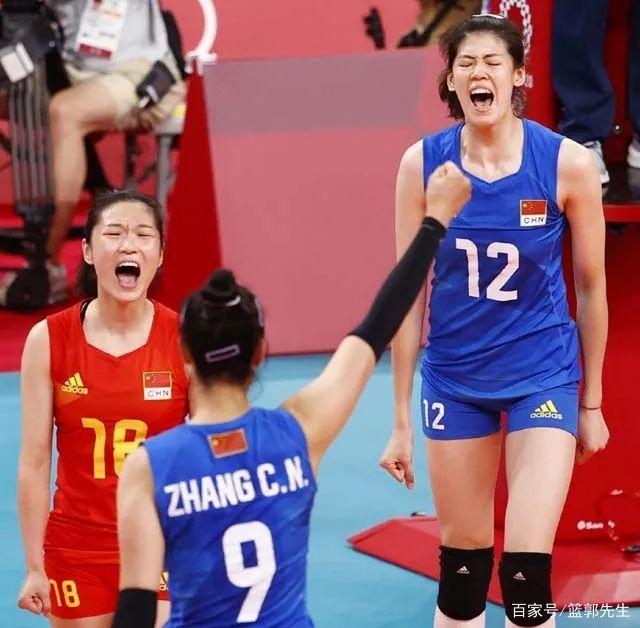 泣不成声+挨个拥抱,女排姑娘集体送别郎平,人民日报也亲自点赞