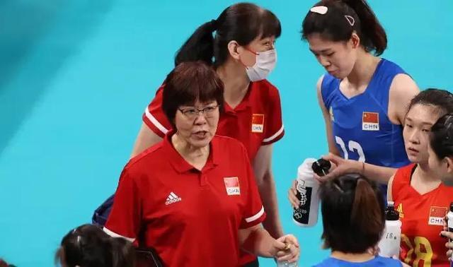 东京奥运会感人一幕!中国女排姑娘赛后向郎平鞠躬,全队哭成泪人