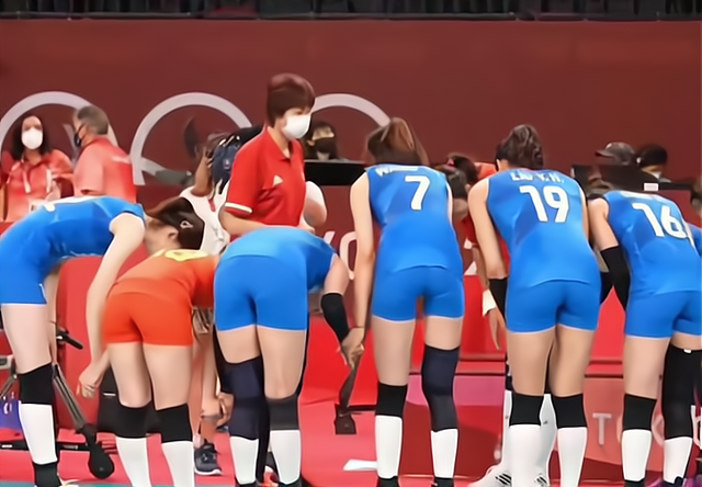 感动!女排名将大哭,颜妮偷偷抹泪,郎平双手捧脸安慰袁心玥