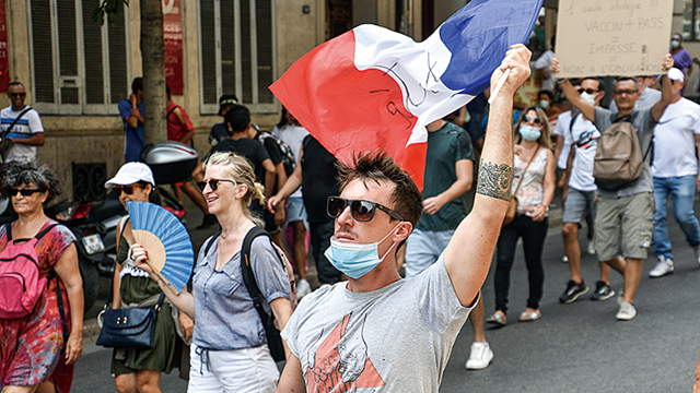 20多万人游行抗议“健康通行证”,马克龙疫苗接种计划面临挑战