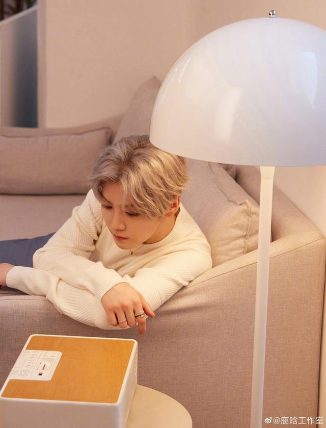 组图:鹿晗穿粉色西装温柔干净 银发造型彰显时尚表现力