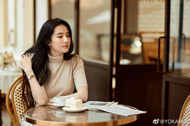 组图:刘亦菲穿针织衫优雅干练 随手撩发尽显温柔气质