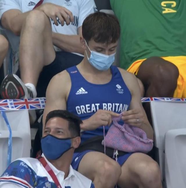 心灵手巧本人!英国跳水名将戴利夺冠后现身女子赛场织毛衣