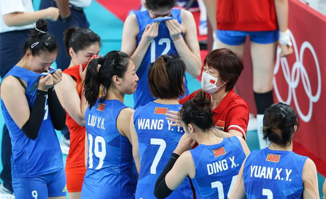 女排姑娘流泪集体鞠躬致谢郎平——伟大的教练郎平,再见!