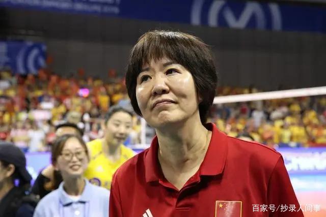 谢幕战后,郎平与女排姑娘逐一拥抱