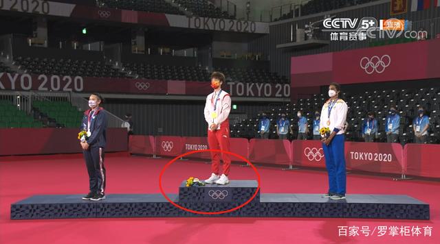 细节!陈雨菲领奖台一幕值得点赞,放下手中花束,奏国歌面朝国旗