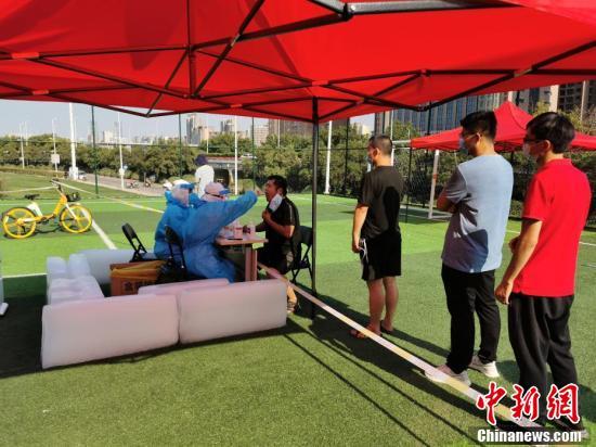 用冰宠你!郑州一核酸检测点医护人员被冰块包围降温