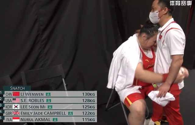 太强了!李雯雯举重夺金,6次试举碾压对手37公斤,拥抱教练庆祝
