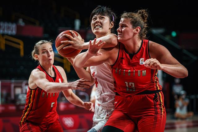 三项数据跻身赛会前10,女篮巨无霸进步明显,有郑海霞的影子了