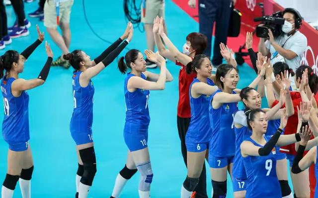 泪目!中国女排全体球员给郎平鞠躬致谢,李盈莹等人哭到不能自已