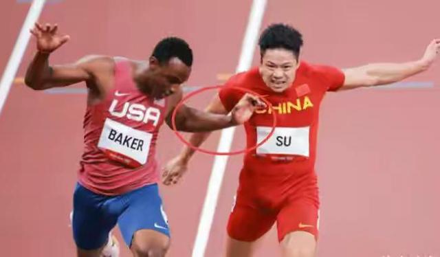 被阴了!苏炳添决赛冲刺,慢镜回放,美国选手夹手臂,大家求重赛