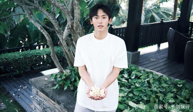 张哲瀚又被造谣!王佩雯朋友圈言论系伪造,原爆料博主已删文辟谣