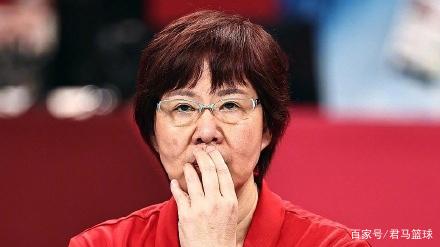 女排姑娘哭红眼!郎平8字评价自己,点评朱婷,对李盈莹充满期待