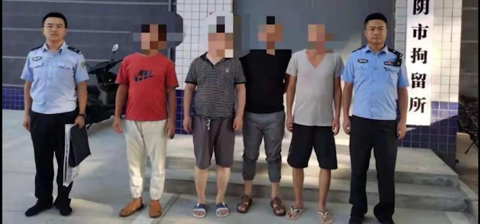 4人殴打偷拍女厕的男子被拘留!警方称双方均违法照片未散播