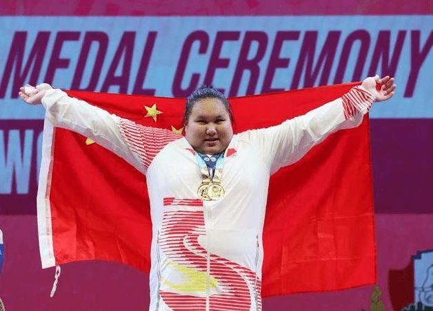 狂赢37公斤!李雯雯为中国举重摘金,亚军激动跪地,变性选手退赛