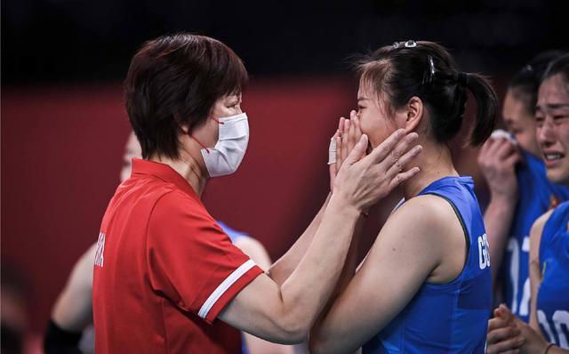 谌龙脚上的血泡、女排姑娘的鞠躬,8月2日值得记忆的泪目时刻