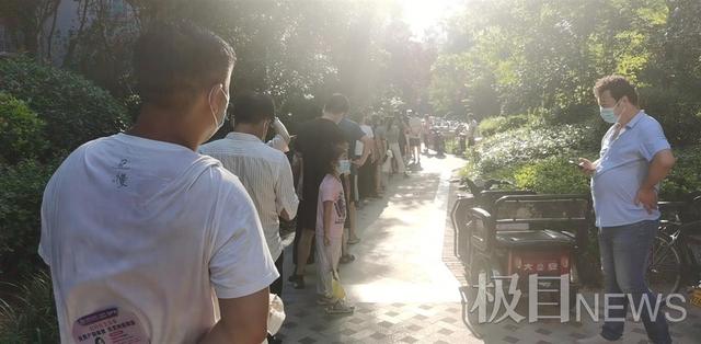 郑州28人感染,管控区多家商店酒店关门,外卖送至警戒线处