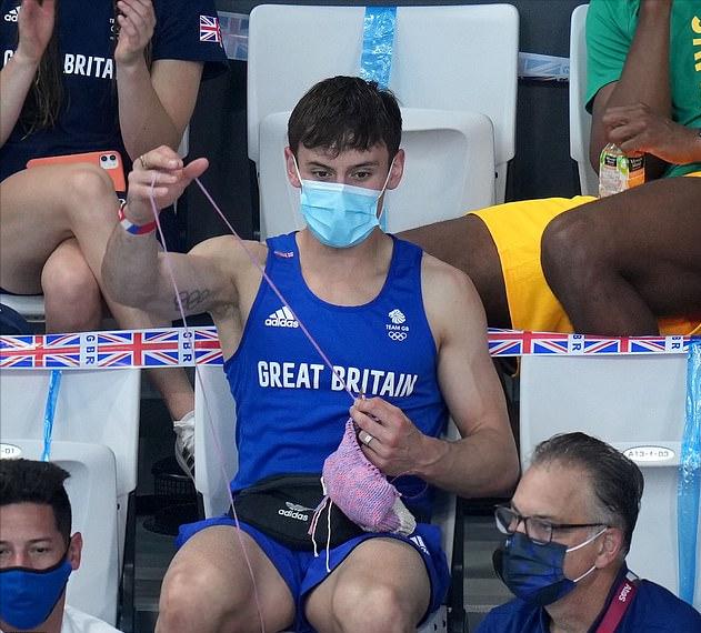 戴利在奥运看台上织的啥终于揭晓!一家三口曝光,儿子老公也好帅