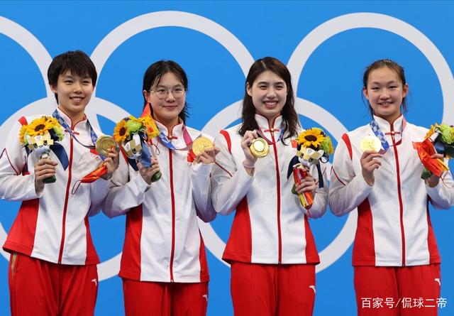 4枚奖牌10公斤!奥运冠军口误,主持人出来解围,一句话让其圆满