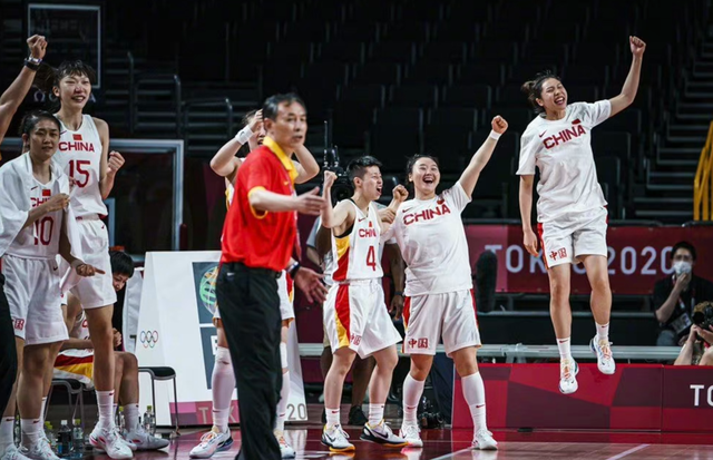 三连胜后,女篮主帅和姚明带着全队做了三个仪式引苏群夸赞:太棒了