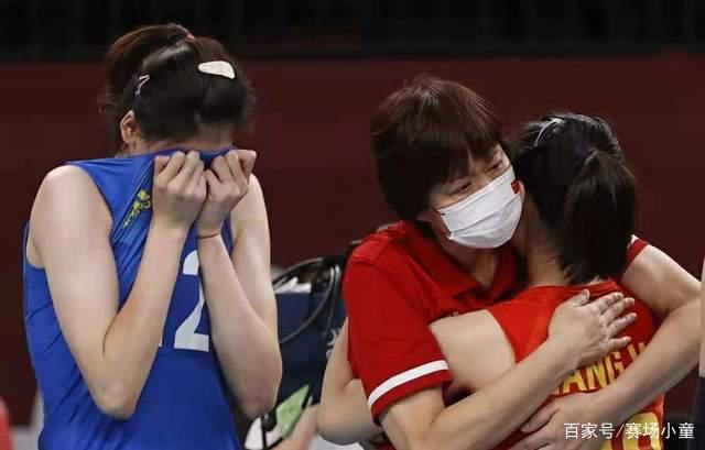 颜妮哭得很伤心!队员赛后与郎平深情拥抱,带着遗憾与恩师告别