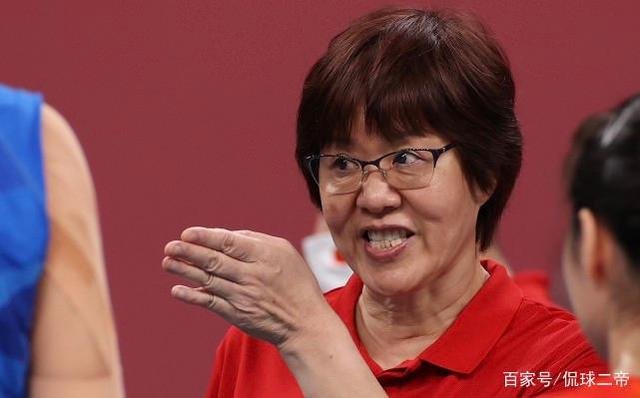 谢幕战后!女排姑娘围住郎平,多人眼眶红肿,朱婷有大将风范