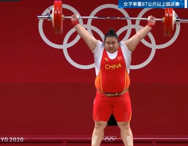 李雯雯太可爱!夺金比心+戴眼镜颁奖,中国举重7次奏国歌+升国旗