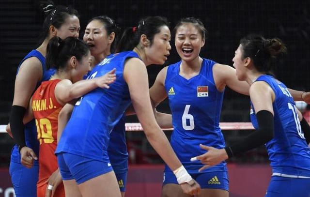 中国女排无缘前八,郎平哭着道歉,人民日报发文安慰