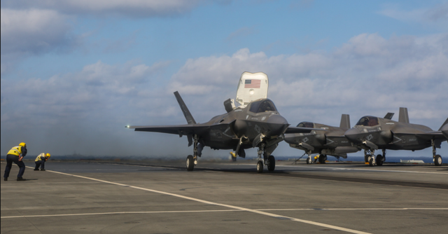 F35刚在南海升空,山东舰就已火速出港拦截,英航母狼狈不堪撤离