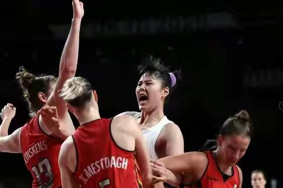 当中国女篮成为“中国女排”,郎平泪流退出,最后一句话值得深思