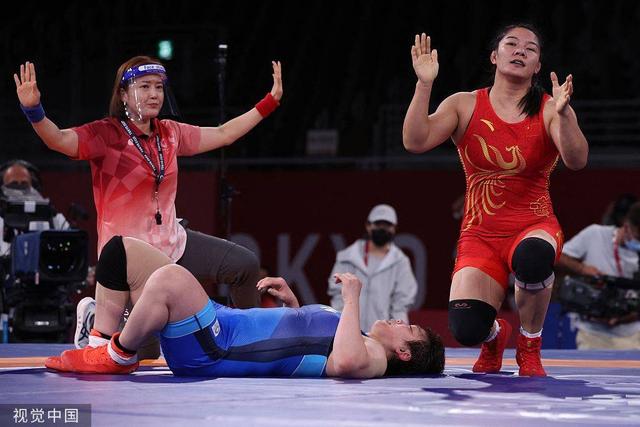 女子自由式摔跤76公斤级铜牌赛 周倩战胜日本选手摘铜