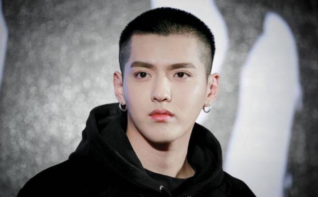 吴亦凡事件:那些“死忠粉”的脑子,为何会被“娱乐崇拜”搞傻?