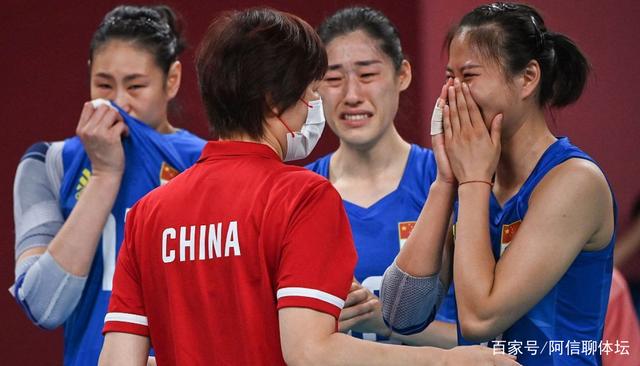 郎平终于豪取2连胜,赛后鞠躬告别赛场,女排7仙女含泪拥抱感恩