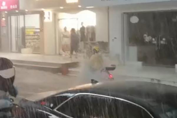 广西突降大雨一女骑手为送餐冒险逆流而上,下一秒画面让人心疼!