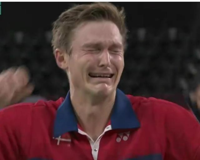 英雄相惜!安赛龙夺冠后情绪失控,哭得像个孩子,与谌龙互换球衣