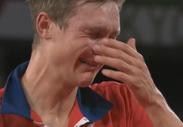 太激动了!安赛龙夺金后痛哭不止,谌龙送上安慰,恭喜+交换球衣