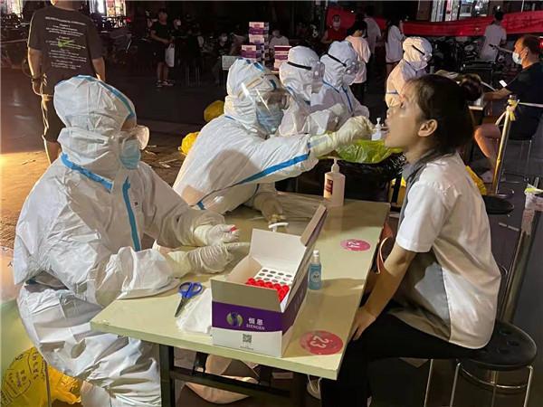 郑州医护人员为市民做核酸检测,连轴转48小时,为鼓劲儿互相在衣服...