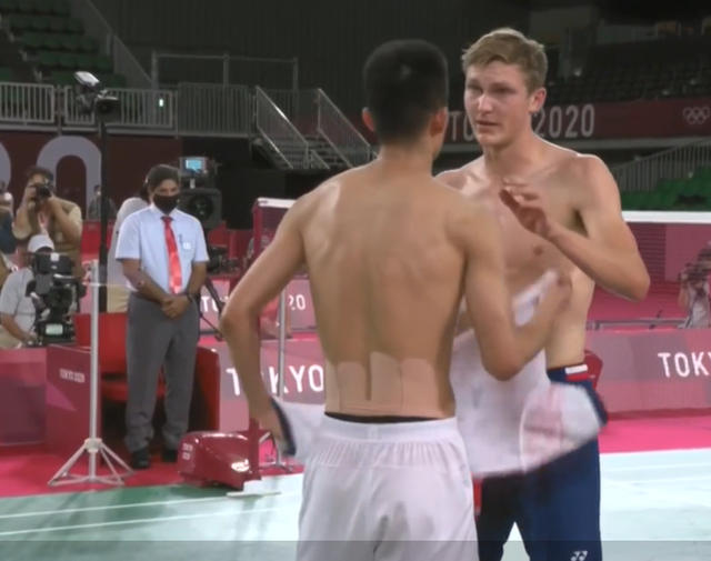 遗憾!谌龙0-2不敌安赛龙,无缘奥运2连冠夺银,2人交换球衣致敬