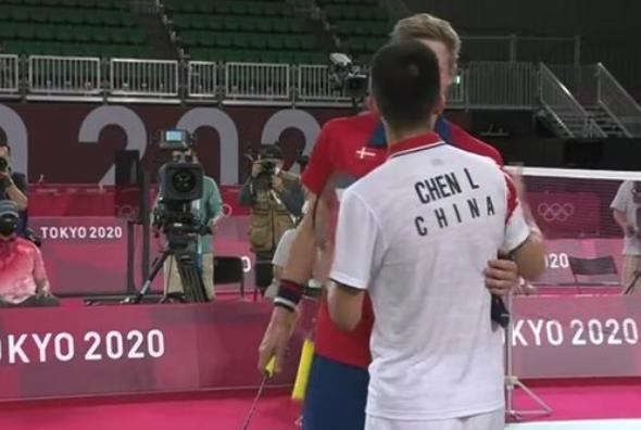 虽败犹荣!谌龙不敌安赛龙憾失羽毛球男单冠军,赛后一幕太暖心