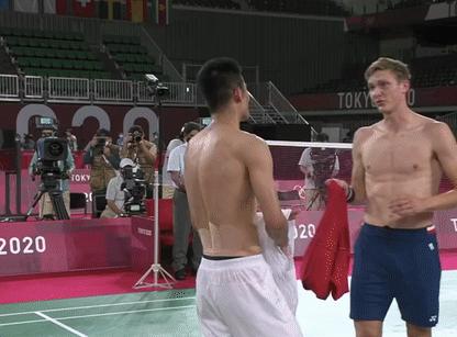 国羽再演暖心一幕!对手哭到脸部变形,谌龙微笑交换球衣祝贺对手