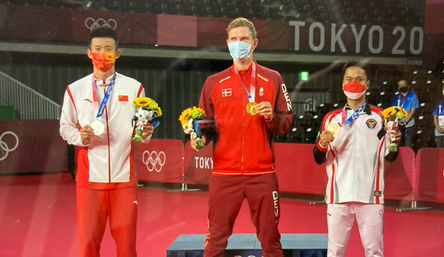 收视率破4.4!谌龙溃败式丢金引全民瞩目,舆论一边倒:致敬老将