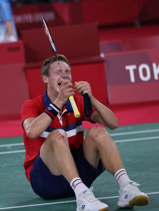 羽毛球——男单决赛:安赛龙夺冠