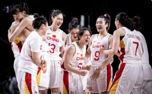 央视直播!中国女篮争夺小组头名,王思雨带伤出战,李梦需站出来