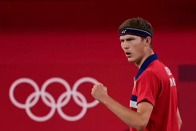 2-0!安赛龙强势夺金,网友心疼谌龙:巅峰林丹都不一定能赢