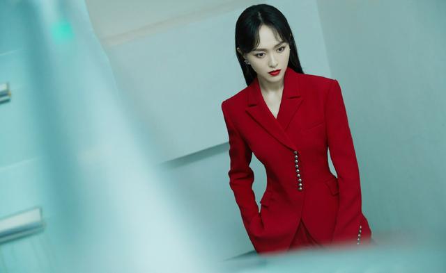 组图:唐嫣穿红色西服套装气场全开 楼梯间凹造型秒变女霸总