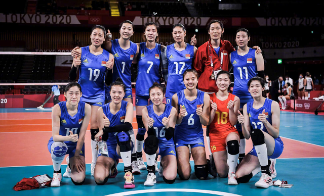 女排含泪大合照,朱婷哭红双眼,郎平说出朱婷受伤实情,令人泪目